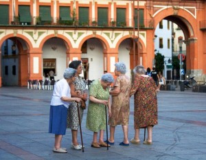 Old women gathering in Plaza Corredera Cordoba / Michael Cohen / Flickr